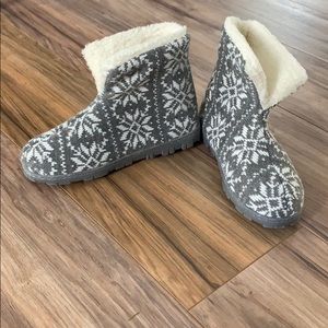 NWOT Super Cute Winter Slippers Size 7-8